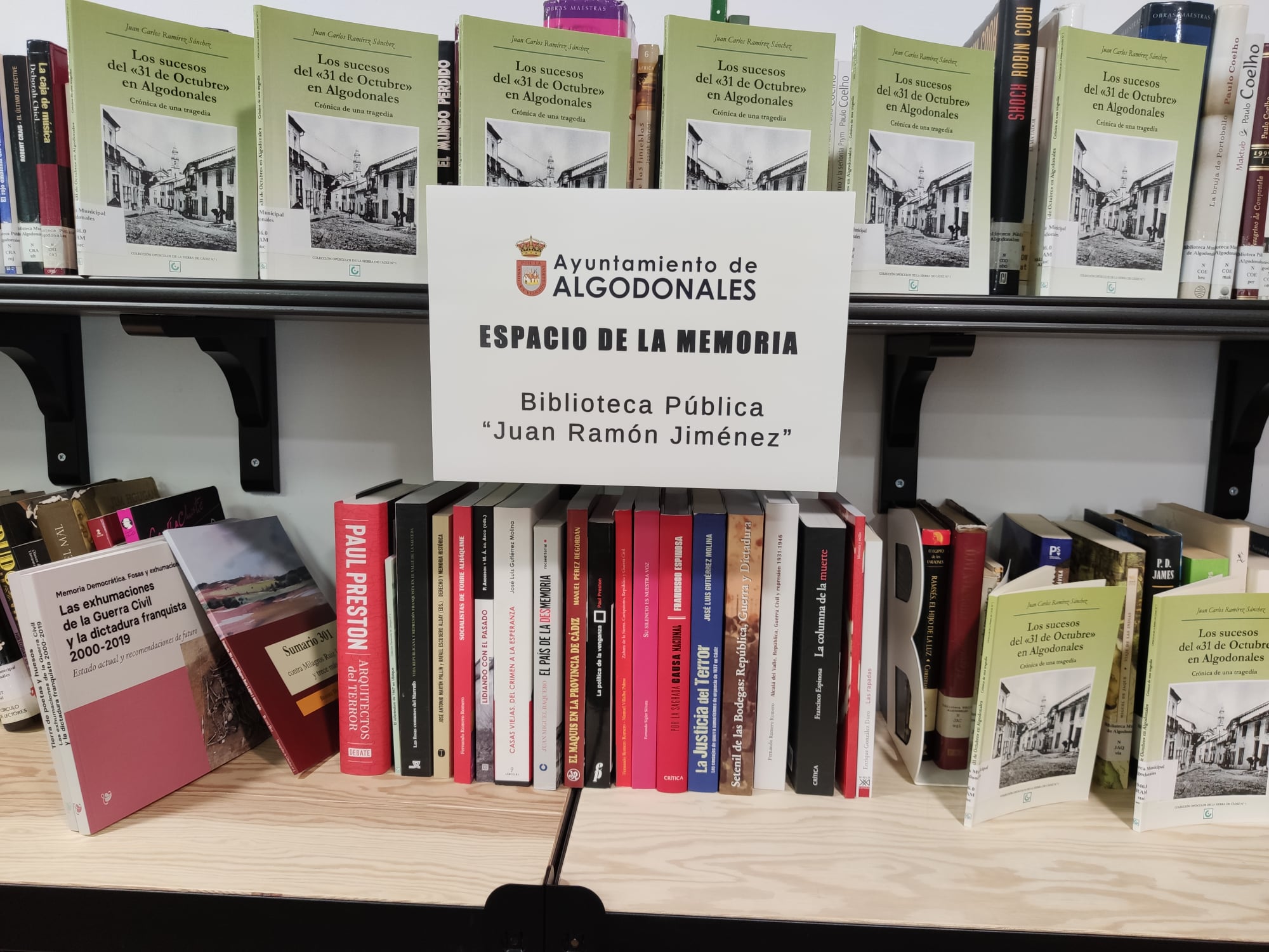 La biblioteca pública municipal de Algodonales, Juan Ramón Jiménez, ya dispone de un sector dedicado a la memoria