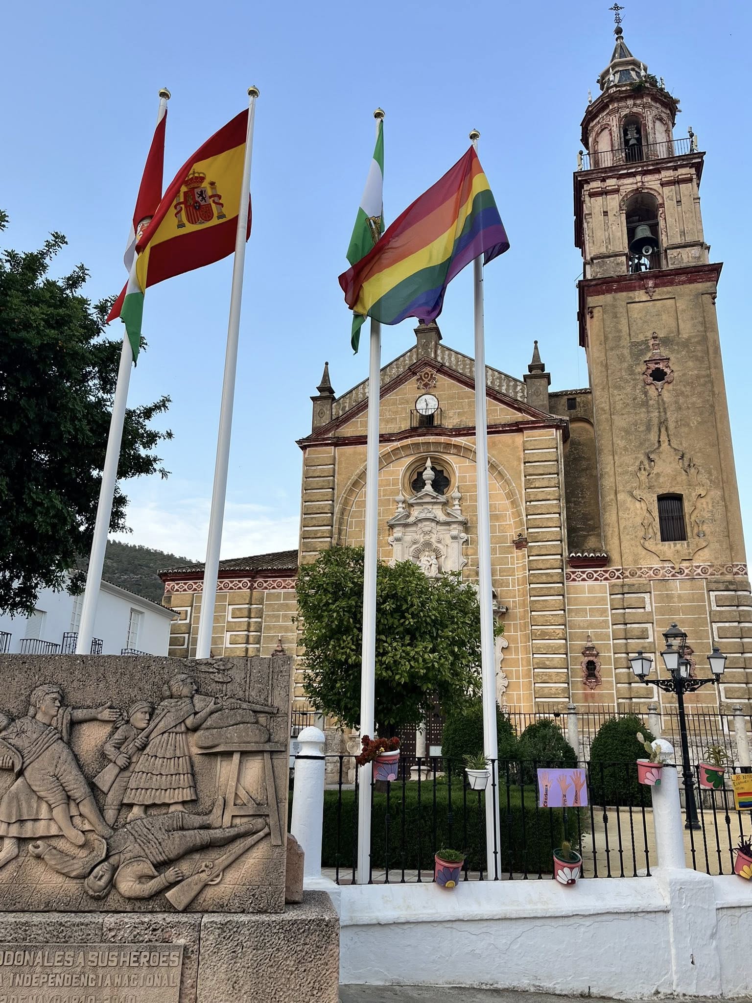 Nos unimos al Orgullo Serrano con la izada de la bandera arcoíris y un emotivo manifiesto
